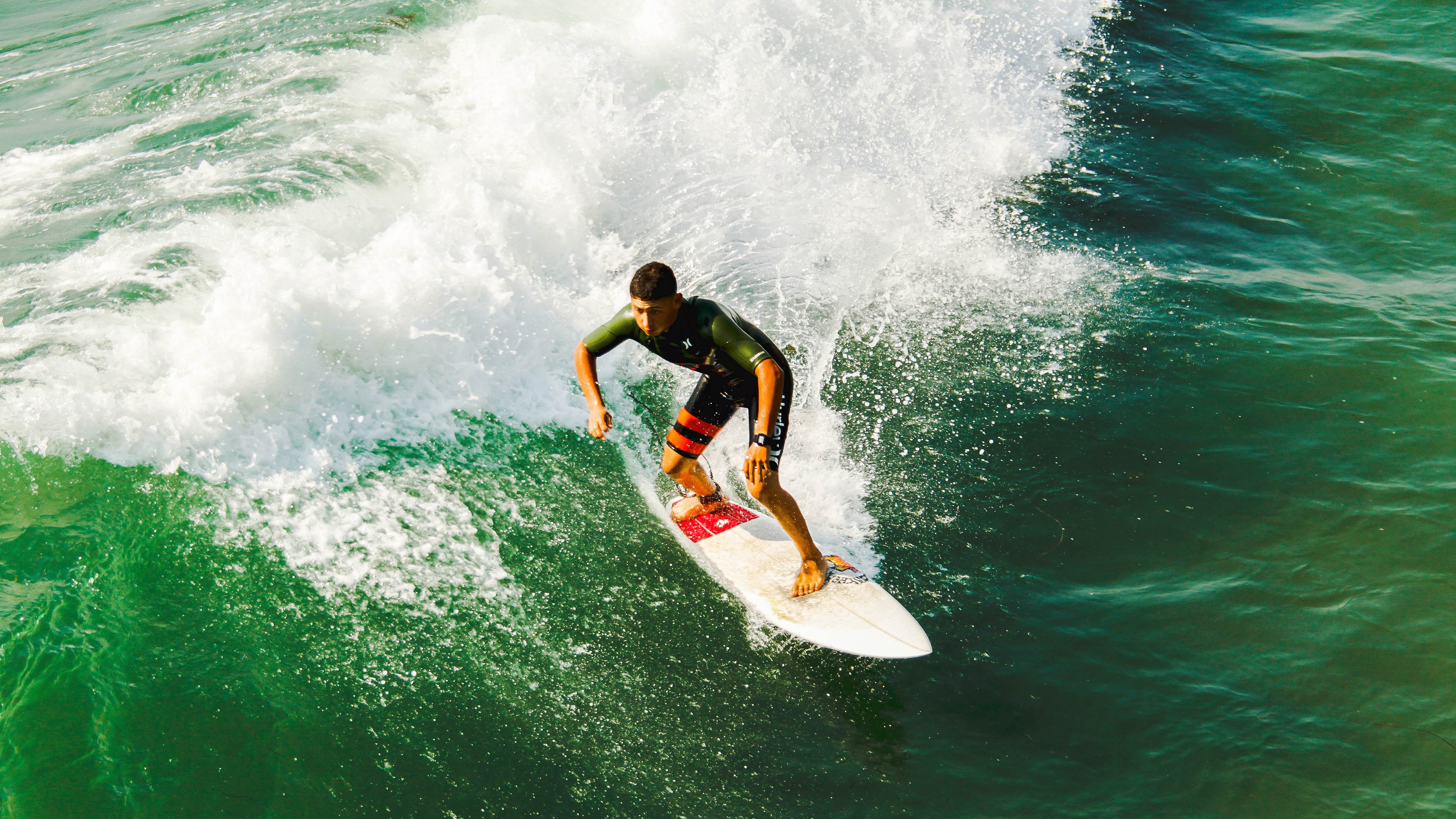 亲密互动：运动员与粉丝共同参与的趣味比赛